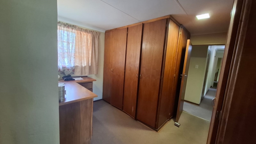 6 Bedroom Property for Sale in Mooivallei Park North West